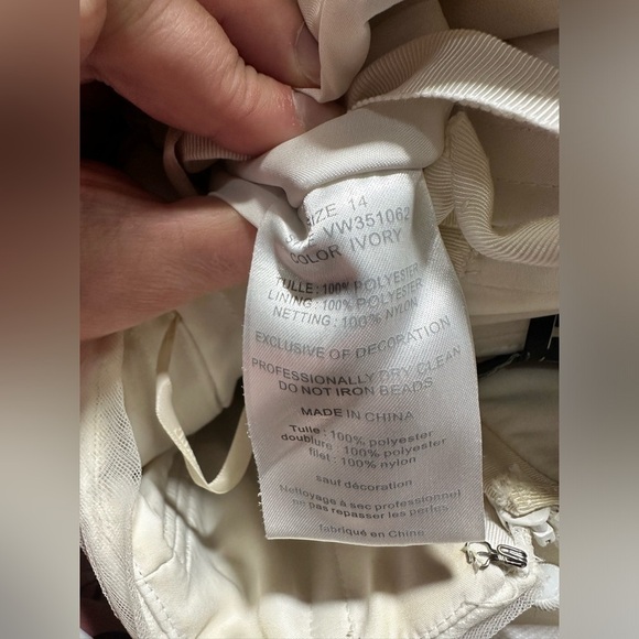 White by Vera Wang Wedding Dress 🌸Host Pick🌸 - Picture 7 of 8